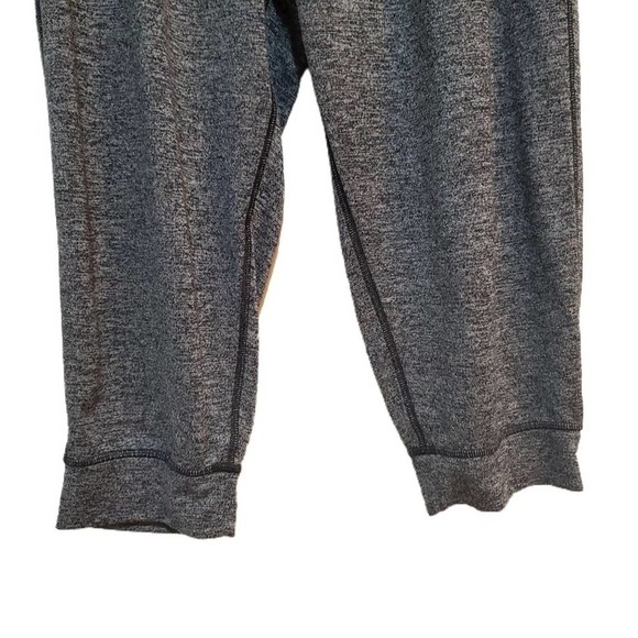 Under Armor Heather Dark Gray Cropped Joggers Athleisure Size Medium - Picture 4 of 6